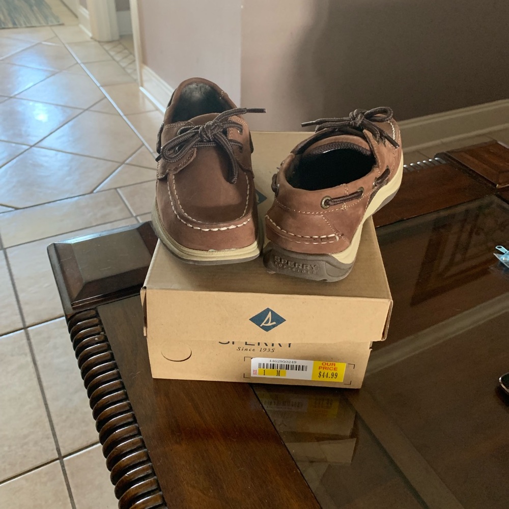 Like new sperrys. Only worn once